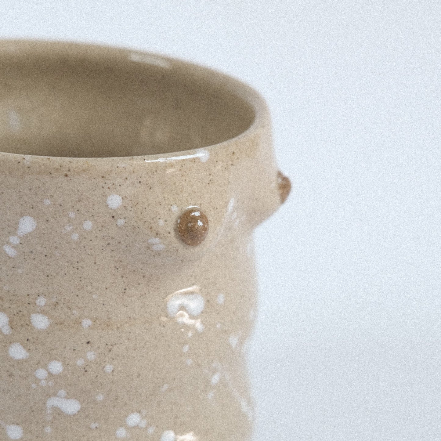 Handgefertigter Keramikbecher Splash Weiß