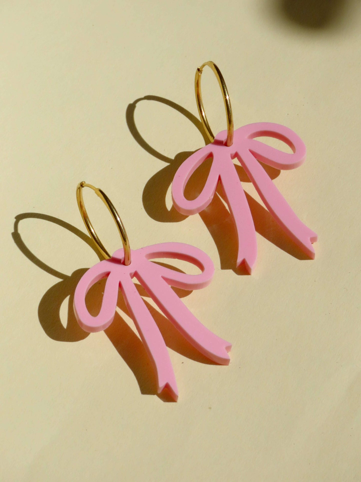 Creolen mit rosa Schleifen – Verspielte Statement-Ohrringe