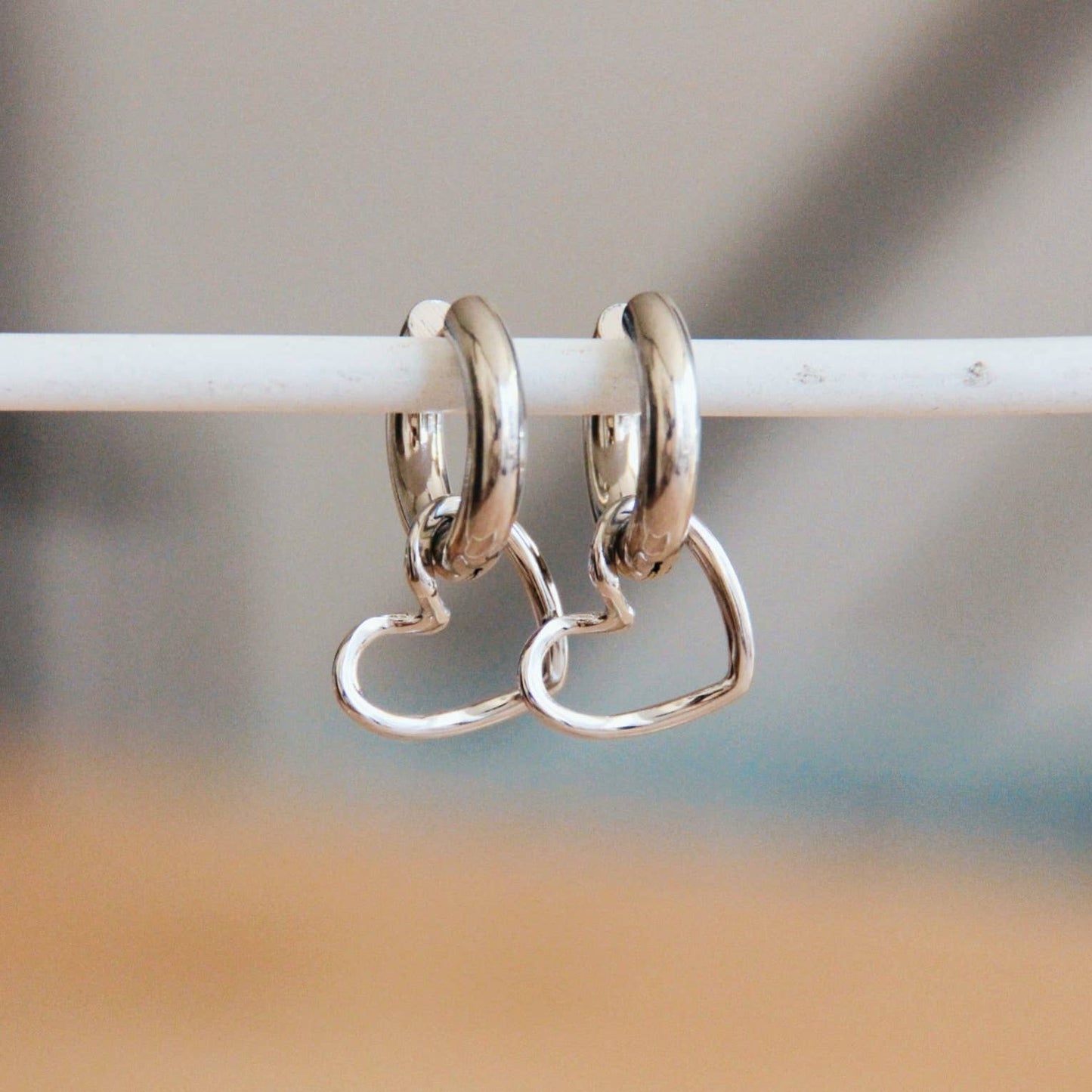 Breite hoops aus Edelstahl mit offenem Herz - Silber